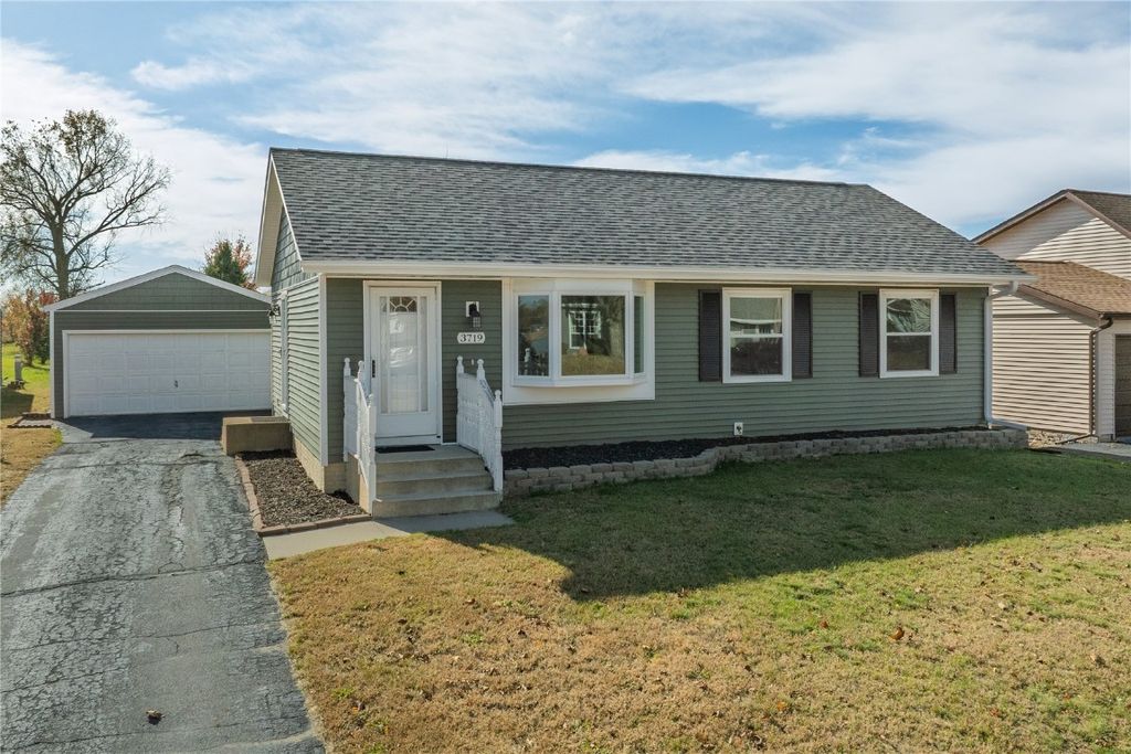 3719 Blue Mound NE, Cedar Rapids, IA 52402