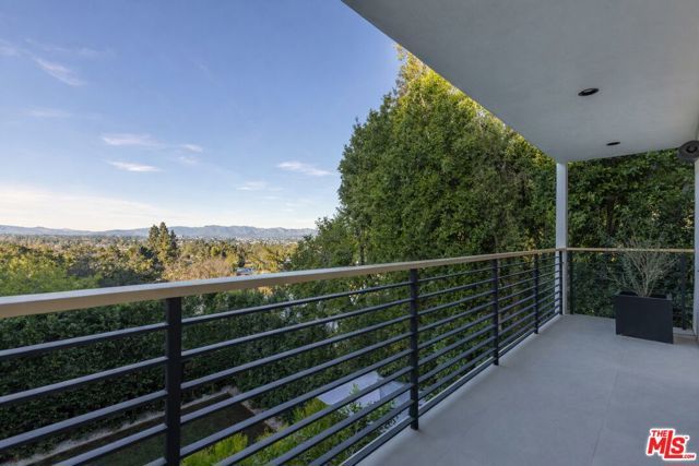 3914 Fredonia Drive, Los Angeles, CA 90068