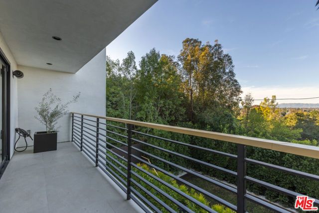 3914 Fredonia Drive, Los Angeles, CA 90068
