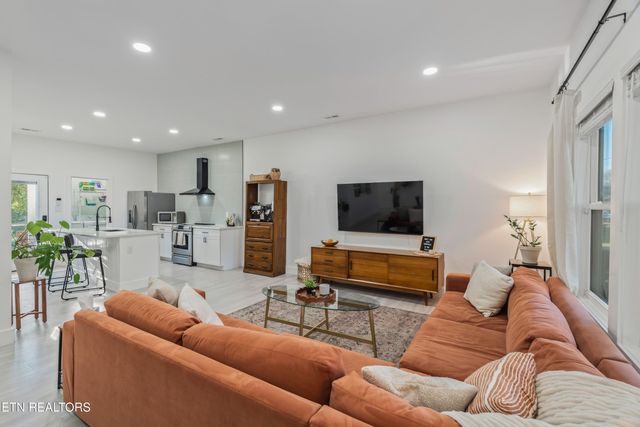 230 E Morelia Ave, Knoxville, TN 37917