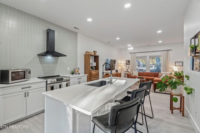 230 E Morelia Ave, Knoxville, TN 37917