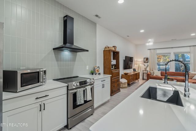 230 E Morelia Ave, Knoxville, TN 37917