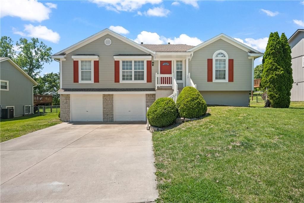 604 S Sunset Lane, Raymore, MO 64083
