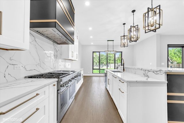 4708 Laurel Avenue, Glenview, IL 60025