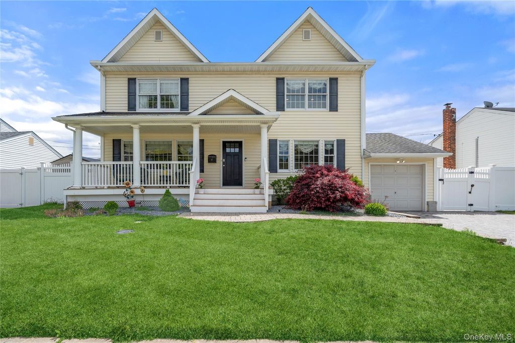 47 Syosset Circle, Syosset, NY 11791