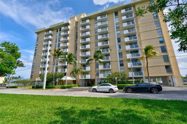 2000 NE 135th Street 908, North Miami, FL 33181