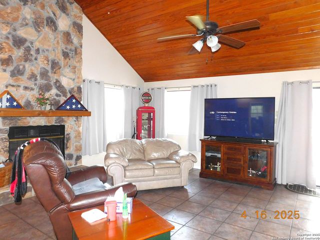 525 Cherry Ridge, Floresville, TX 78114