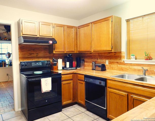 525 Cherry Ridge, Floresville, TX 78114
