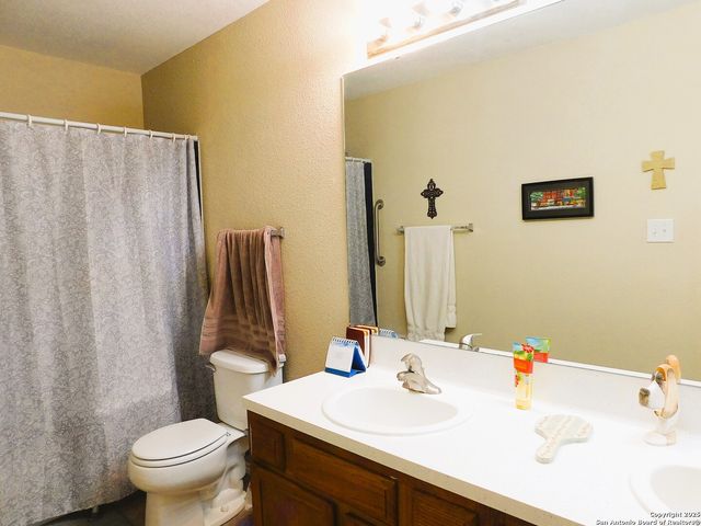 525 Cherry Ridge, Floresville, TX 78114
