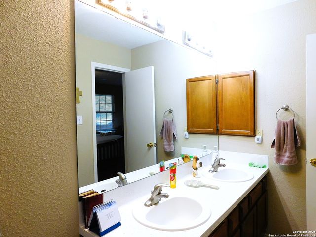 525 Cherry Ridge, Floresville, TX 78114