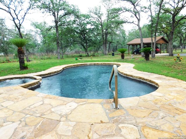 525 Cherry Ridge, Floresville, TX 78114