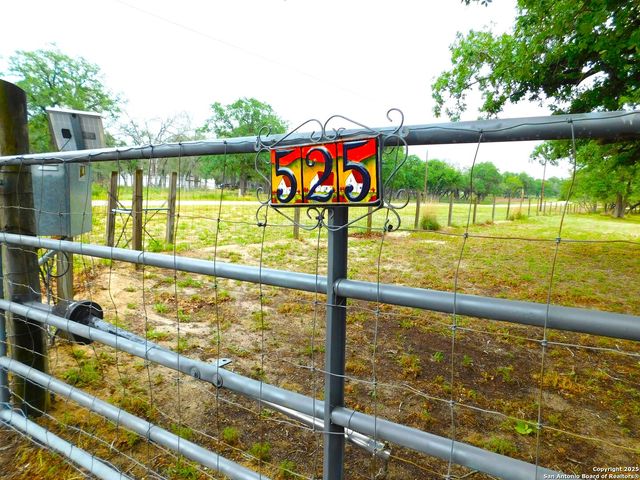 525 Cherry Ridge, Floresville, TX 78114