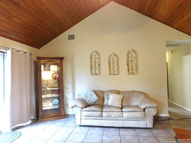 525 Cherry Ridge, Floresville, TX 78114