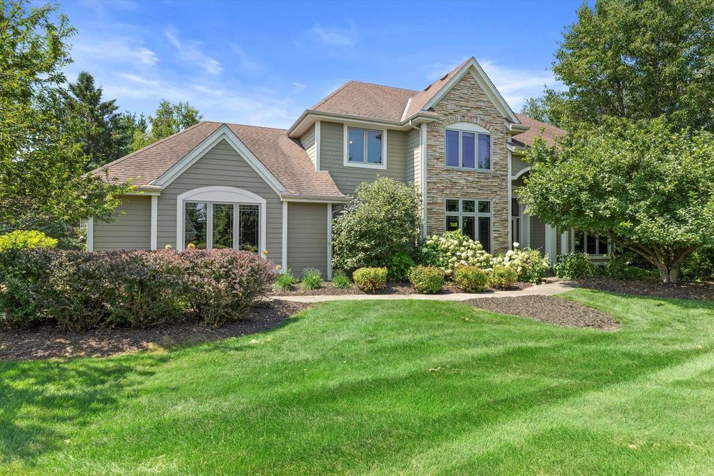 787 Red Oak DRIVE, Summit, WI 53066
