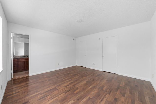 7700 Creekbend Drive 70, Houston, TX 77071