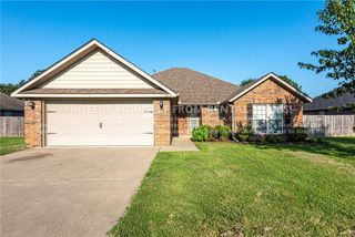 1689 N Oakhaven Place, Fayetteville, AR 72704