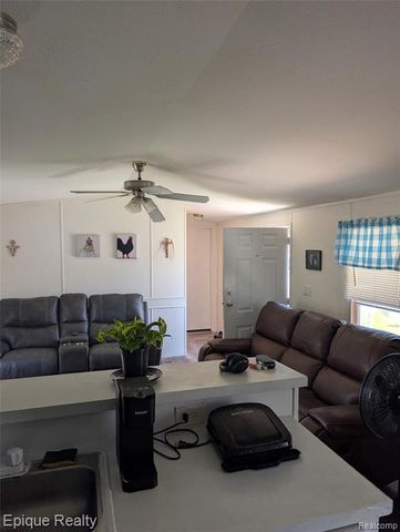 952 Cour Retta Street, Warren, MI 48091