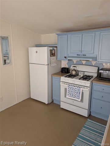 952 Cour Retta Street, Warren, MI 48091