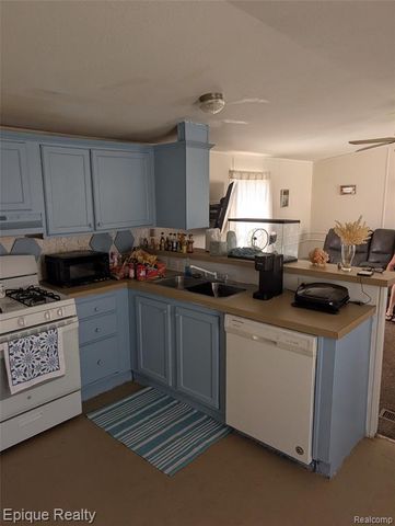 952 Cour Retta Street, Warren, MI 48091