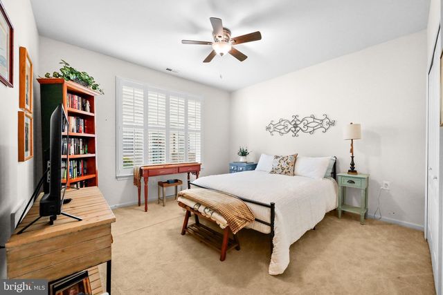 10 LARKSPUR DR, Marlton, NJ 08053