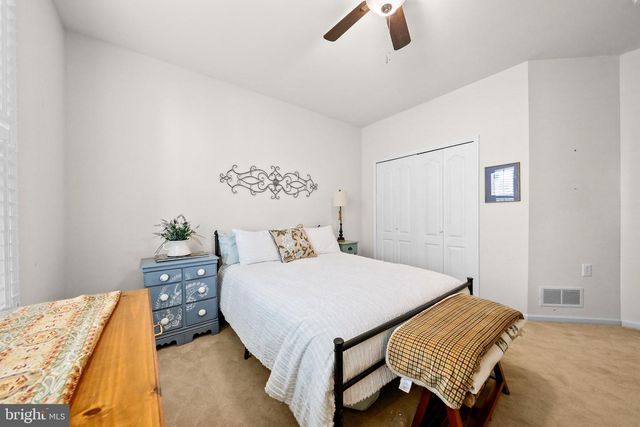 10 LARKSPUR DR, Marlton, NJ 08053