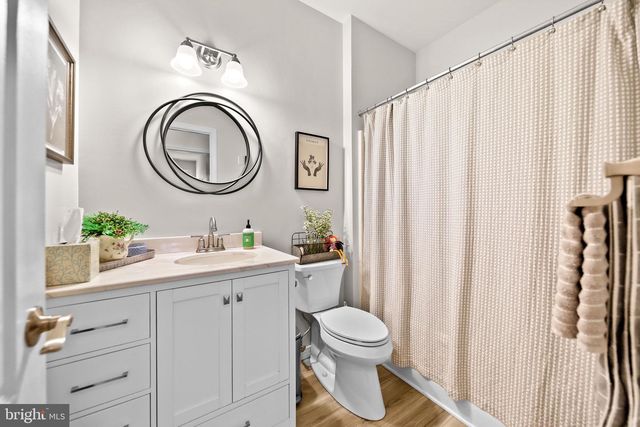 10 LARKSPUR DR, Marlton, NJ 08053