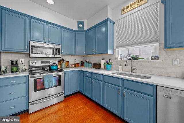 10 LARKSPUR DR, Marlton, NJ 08053