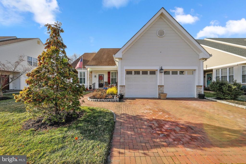 10 LARKSPUR DR, Marlton, NJ 08053