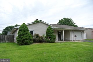 15 DOGWOOD DR, Levittown, PA 19055