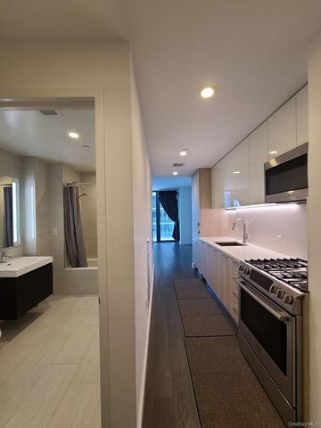 131-05 40th Road 18L, Flushing, NY 11354