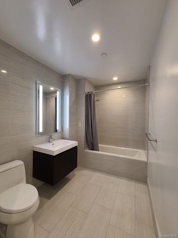 131-05 40th Road 18L, Flushing, NY 11354