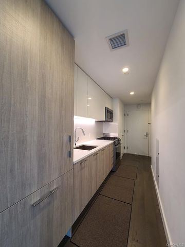 131-05 40th Road 18L, Flushing, NY 11354