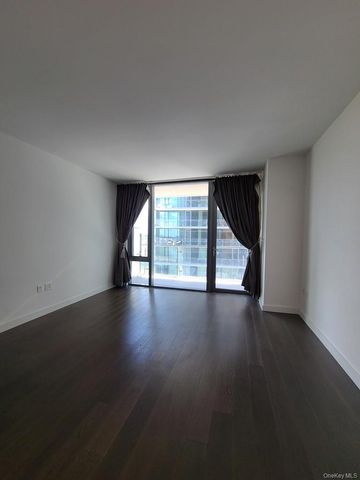 131-05 40th Road 18L, Flushing, NY 11354