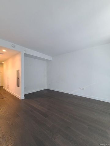 131-05 40th Road 18L, Flushing, NY 11354