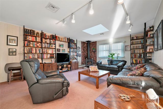 8 Jennifer Drive, New City, NY 10956