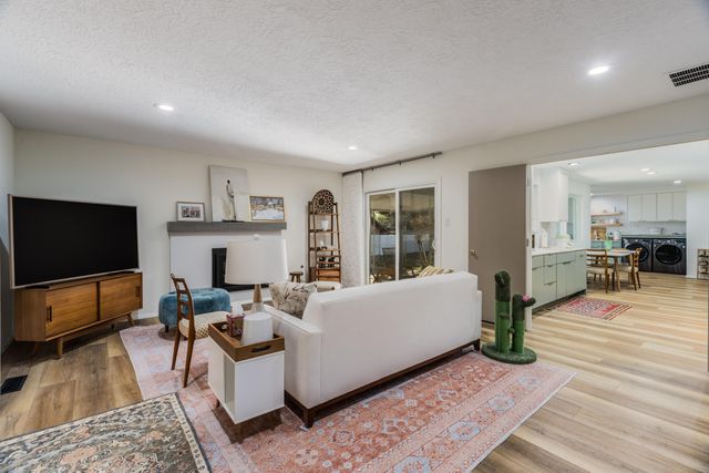 7708 Summer Avenue NE, Albuquerque, NM 87110