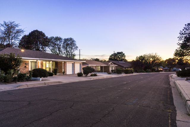 7708 Summer Avenue NE, Albuquerque, NM 87110