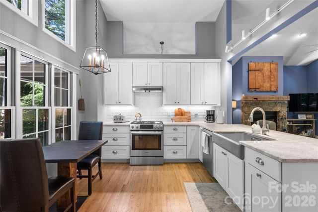 522 Toxaway Court, Lake Toxaway, NC 28747