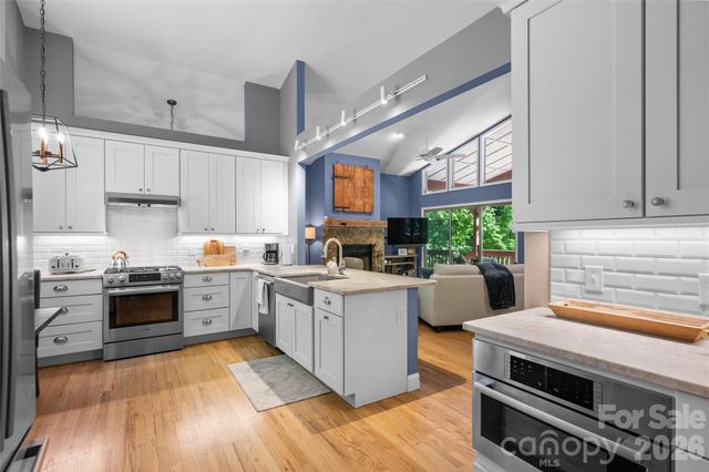 522 Toxaway Court, Lake Toxaway, NC 28747