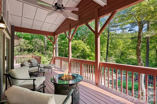 522 Toxaway Court, Lake Toxaway, NC 28747