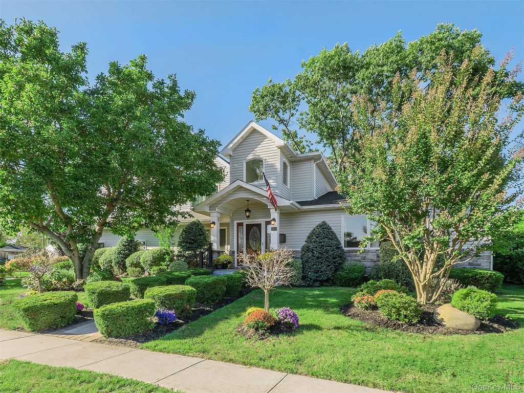 752 Kensington Court, Westbury, NY 11590 — exterior