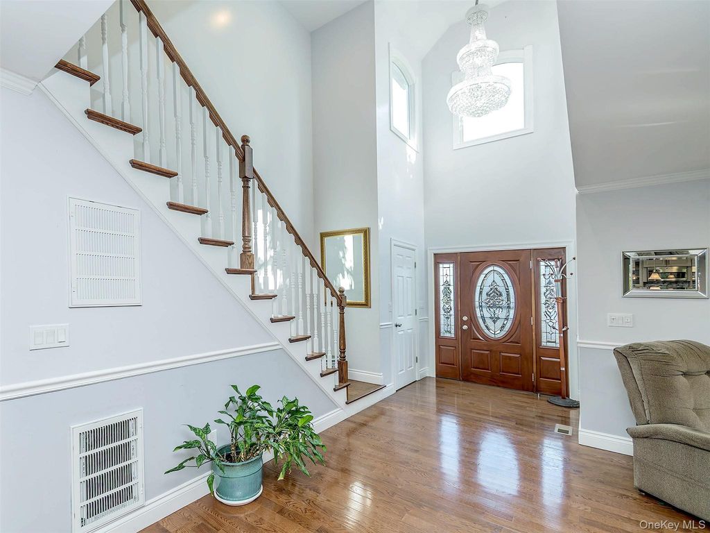 752 Kensington Court, Westbury, NY 11590 — photo 2