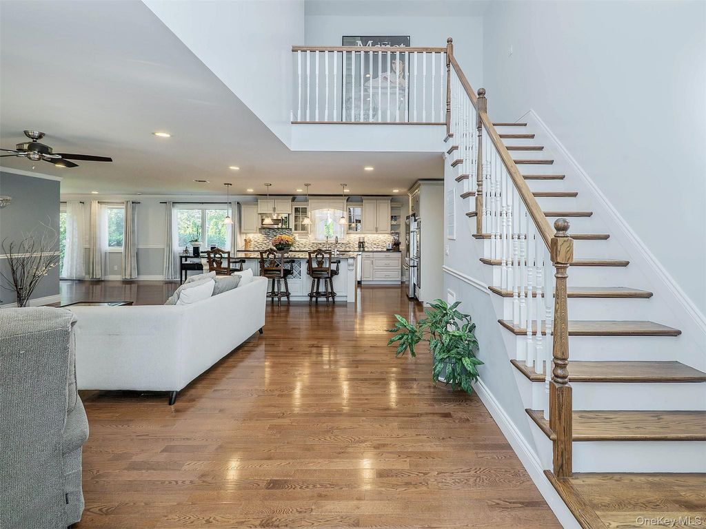 752 Kensington Court, Westbury, NY 11590 — photo 3