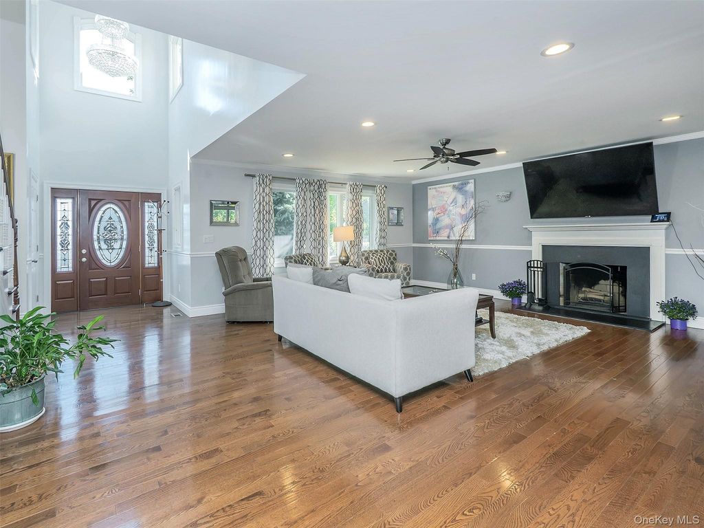 752 Kensington Court, Westbury, NY 11590 — photo 4