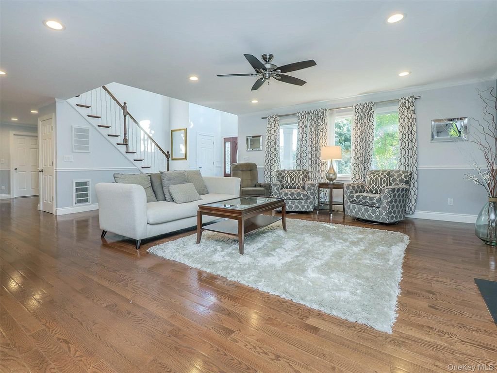 752 Kensington Court, Westbury, NY 11590 — photo 5