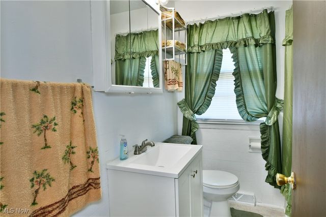 834 Compton Lane, Youngstown, OH 44502