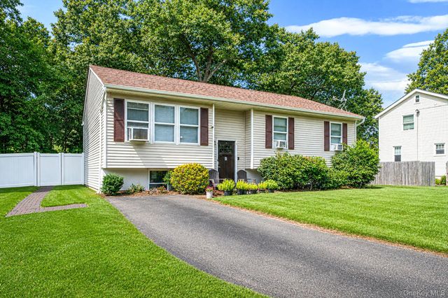 4 Witmer Court, Islandia, NY 11749