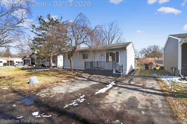 2236 Mentone Street, Wolverine Lake Village, MI 48390