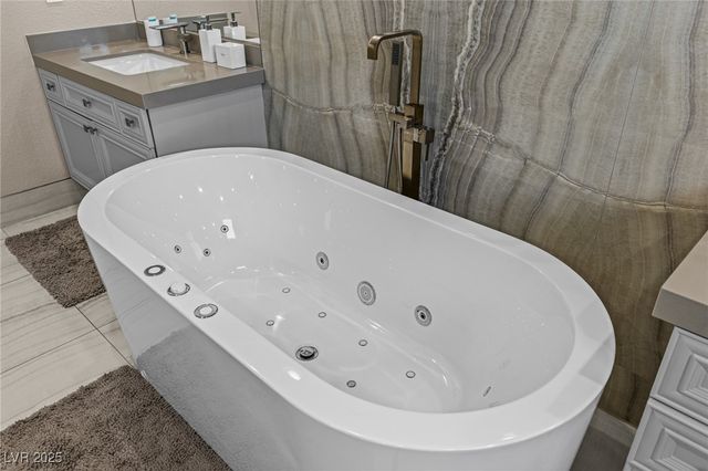 1901 Newport Bay Drive, Las Vegas, NV 89117