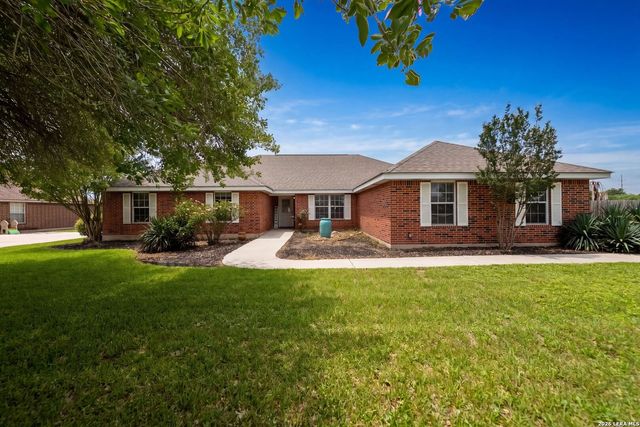 122 Castlewood Dr, Seguin, TX 78155